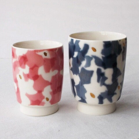 昭和レトロ可愛いペア湯呑み/花びらのような模様ピンク＆ネイビー
