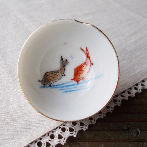 アンティークな盃/水色の川を泳いでいる可愛い金と赤の鯉の図柄