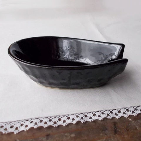 大きいレンゲさじ用の大きい陶器台皿/黒亀甲文様