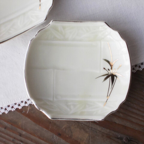 昭和レトロ食器/フチ銀アイボリー竹林レリーフ金笹隅切り四角小皿