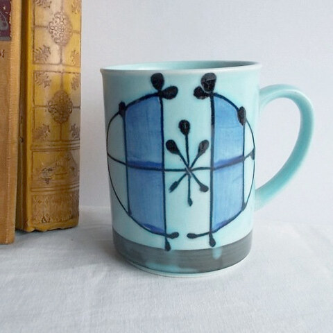 レトロアートな個性的デザインの水色大きめマグカップ