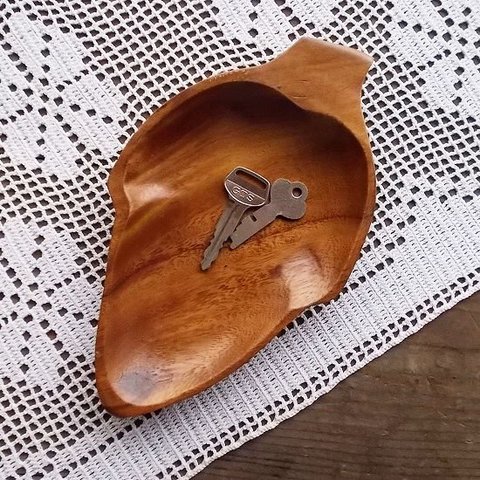 【レトロなアカシヤ木製トレー】葉っぱリーフ型のトレイ