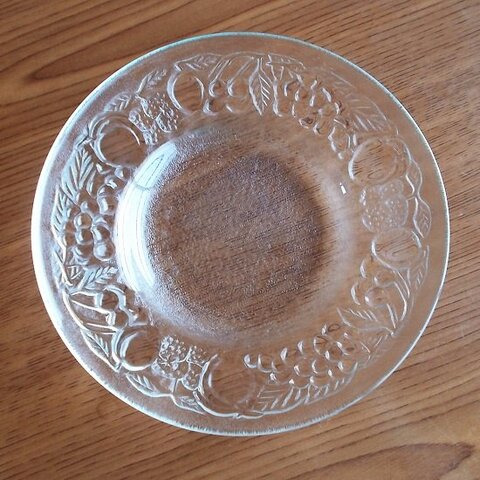 リンゴいちご葡萄のフルーツ柄可愛い♪涼しげスリガラスプレートお皿