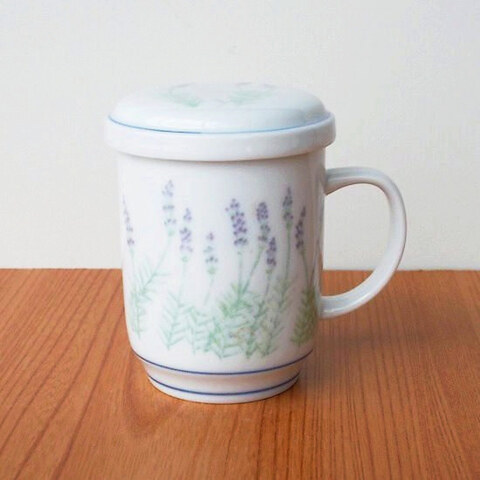 優しいラベンダー花柄の蓋付きマグカップ
