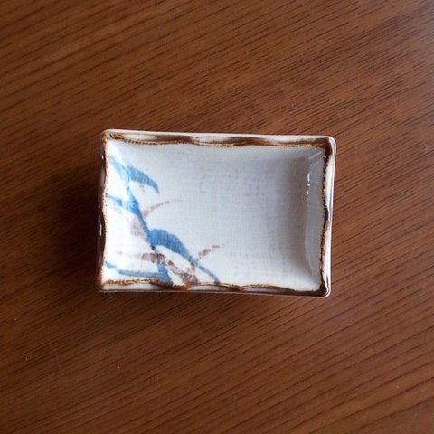 さび白布目青葦図柄長四角形豆千代久のぞき皿