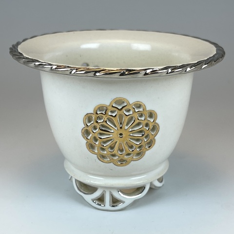 天山工房作　プラチナ縁白胴菊花紋透かし富貴蘭鉢