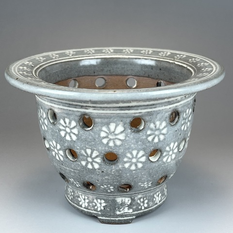 ①三橋俊治作　欅窯　丸穴透かし象嵌富貴蘭鉢