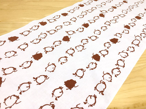 「たぬきの行進」｜それぞれのペースで、思い思いに進んでいくタヌキたち