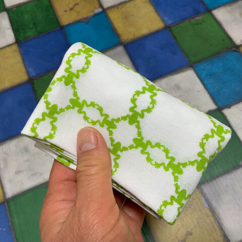 「カエル輪」｜カエルたちが仲良く輪になってつながっています