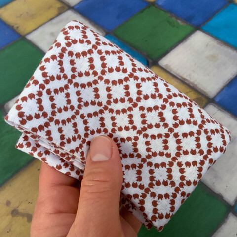 「猫七宝つなぎ」（海老茶色）｜よく見なければ気づかない、ささやかな遊び心