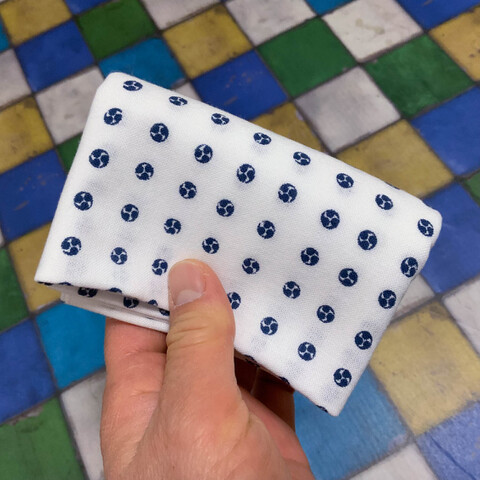 「豆巴（まめともえ）」｜豆絞り風に小さな巴紋を規則的に並べたデザイン