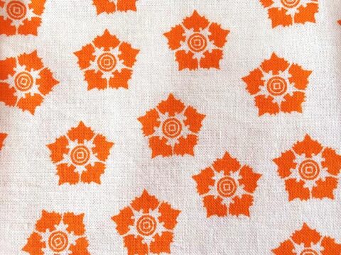 「蝙蝠小紋」｜5匹のコウモリを組み合わせて家紋のような文様を構成しています