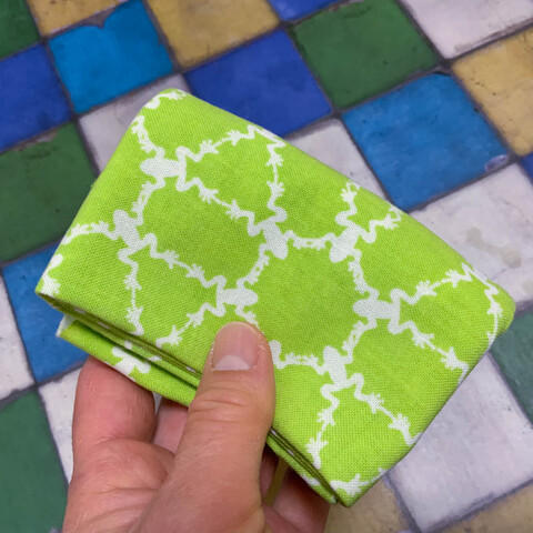 「六カエル」｜一見するとカエルには見えない、不思議な幾何学模様のようなデザイン