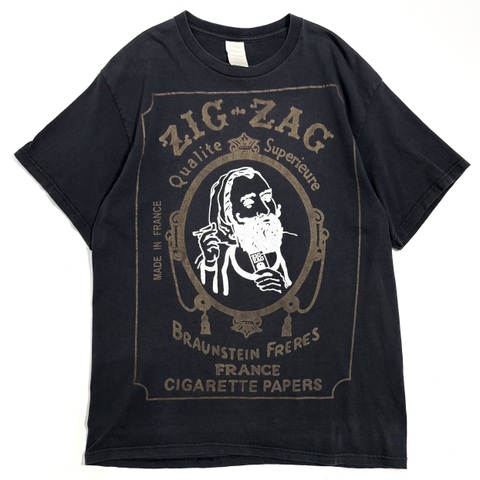 ~00s ZIG-ZAG PRINT Tee.
