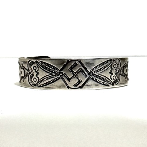 10s NAVAJO INDIAN HEADS TERMINAL SILVER BANGLE.