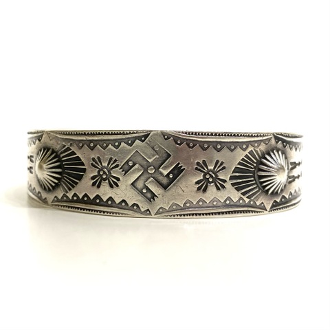 30s NAVAJO MAISEL'S "WHIRLING LOG." SILVER BANGLE.