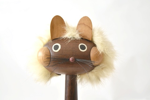 ファーのついたチークのねこ