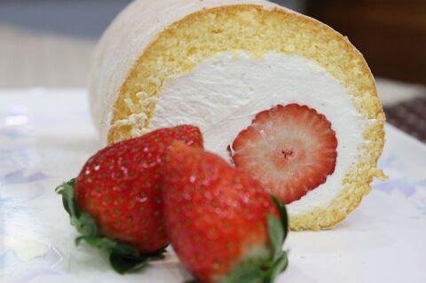 苺丸ごとロールケーキ（24㎝）