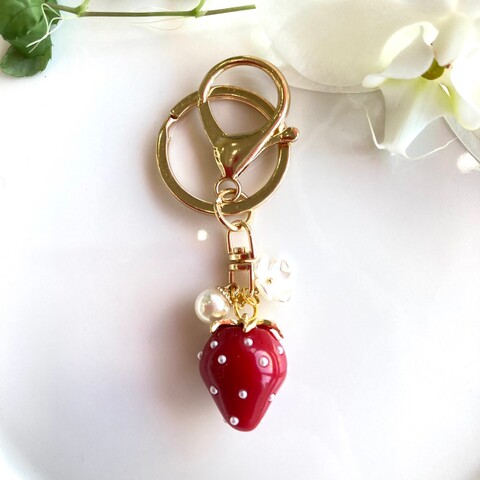 パールとお花付きいちごのキーホルダー